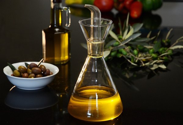 How Does the Mediterranean Diet Contribute to Lowering Cholesterol Levels?